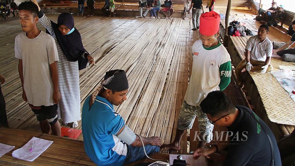Pemeriksaan sampel genetik pada masyarakat adat Huaulu di Kecamatan Seram Utara, Kabupaten Maluku Tengah, Maluku, Rabu (10/5). Selain mengambil sampel darah, dalam penelitian ini juga diperiksa kadar melanin pada kulit. 