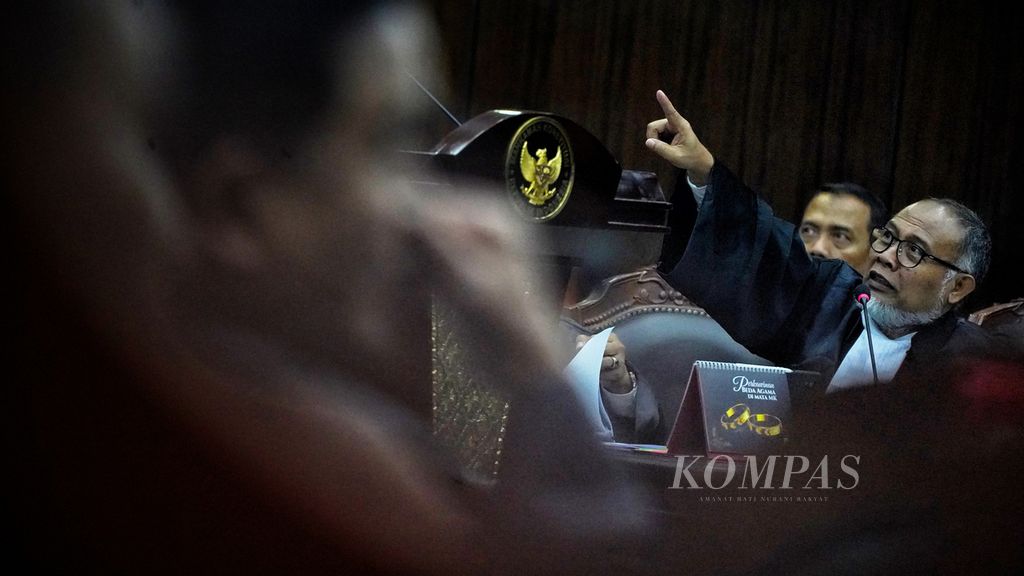 Seorang anggota tim kuasa hukum paslon Anies-Muhaimin, Bambang Widjojanto, dalam sidang lanjutan Perselisihan Hasil Pemilihan Umum (PHPU) Pilpres 2024 di Mahkamah Konstitusi (MK), Jakarta, Senin (1/4/2024). 