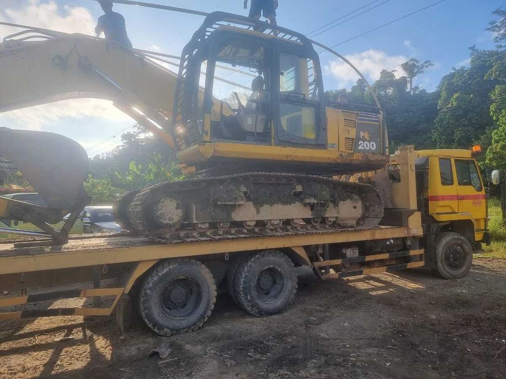 Perbaikan jalan Trans-Papua Km 55 di Kampung Gamei Jaya, Distrik Uwapa, yang terputus pada Senin (22/4/2024) sore.