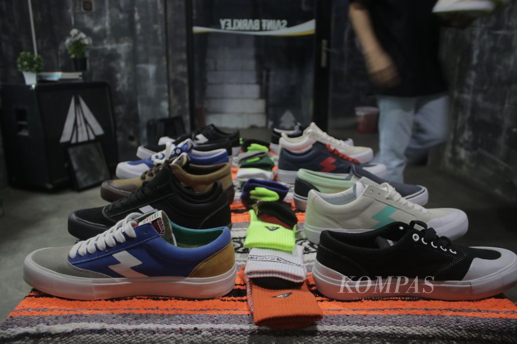 Sejumlah sepatu dipajang di Toko Saint Barkley, Jalan Terusan Jakarta, Kota Bandung, Jawa Barat, Jumat (17/12/2021). 