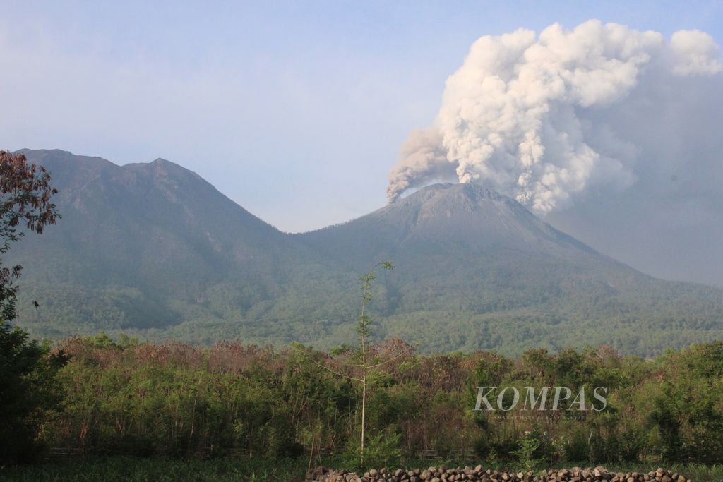 Gunung Lewotobi Laki-laki di Kabupaten Flores Timur, Nusa Tenggara Timur, kembali mengalami erupsi pada Sabtu (6/1/2024). Di sisinya tampak Gunung Lewotobi Perempuan. Kedua gunung api itu sering disebut gunung kembar.