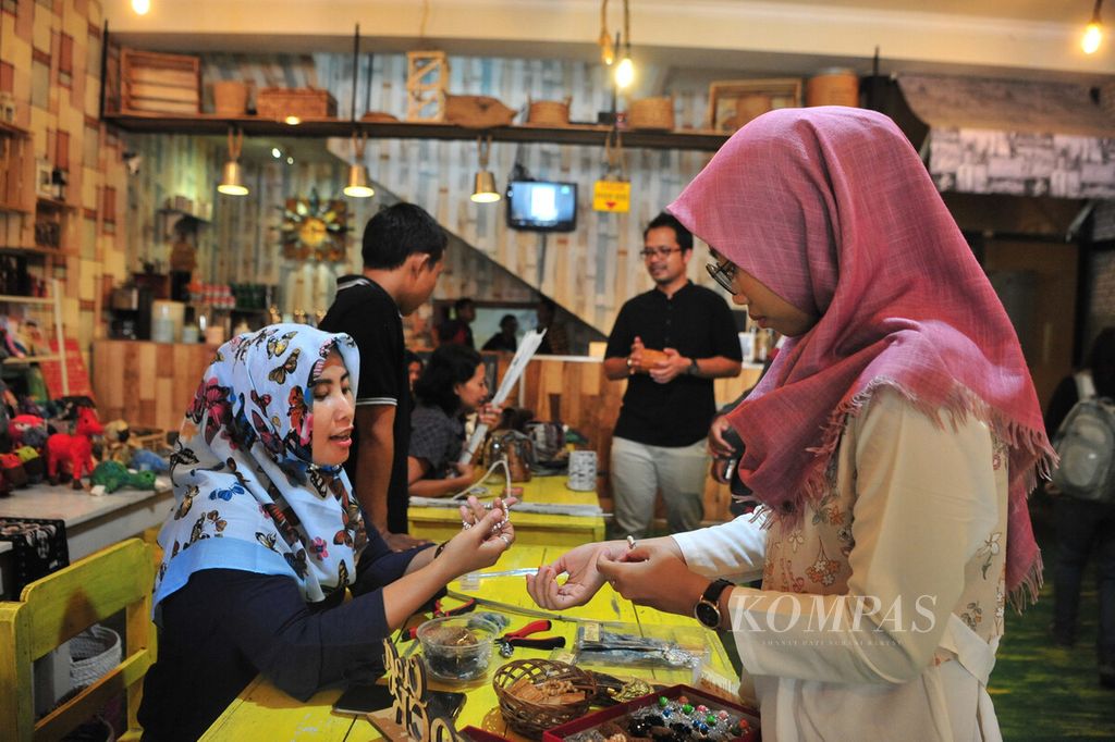 Pelaku UMKM menawarkan produk kerajinannya di kafe Warung Djadjan, Serengan, Surakarta, Jawa Tengah, Kamis (5/3/2020). 