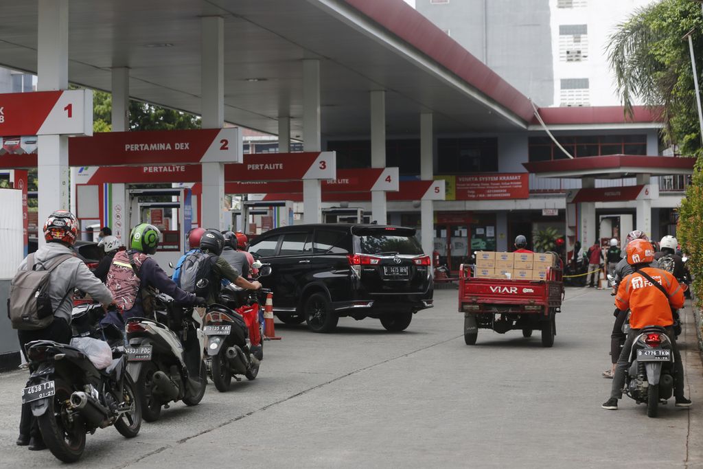 Pengendara antre untuk mengisi BBM di SPBU yang berada di kawasan Senen, Jakarta Pusat, Senin (3/10/2022). Badan Pusat Statistik mengumumkan tingkat inflasi pada September 2022 sebesar 1,17 persen, sedangkan secara tahunan, inflasi tercatat 5,95 persen. Sejumlah komoditas utama penyumbang inflasi antara lain harga BBM, beras dan angkutan dalam kota.