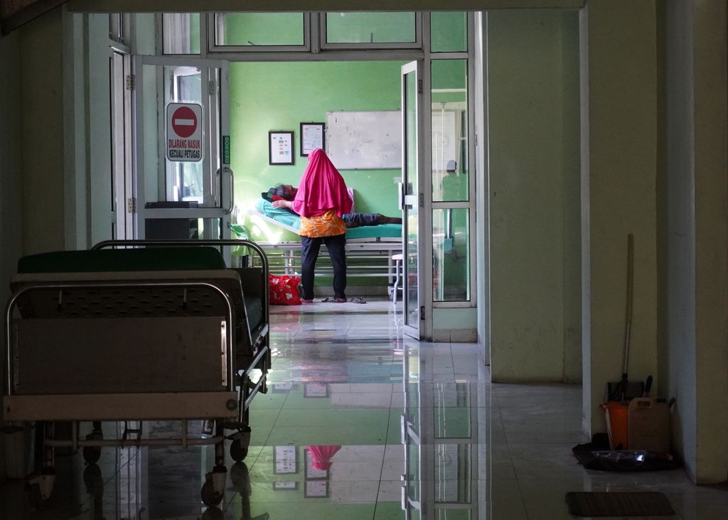 Suasana ruang instalasi gawat darurat Rumah Sakit Umum Daerah Kardinah Kota Tegal, Jawa Tengah, Rabu (30/6/2021). Rumah sakit rujukan Covid-19 yang menyiapkan 177 tempat tidur itu merawat sebanyak 153 pasien Covid-19 pada Rabu siang. Dengan demikian, tingkat keterisian tempat tidur di rumah sakit itu mencapai 86,44 persen.