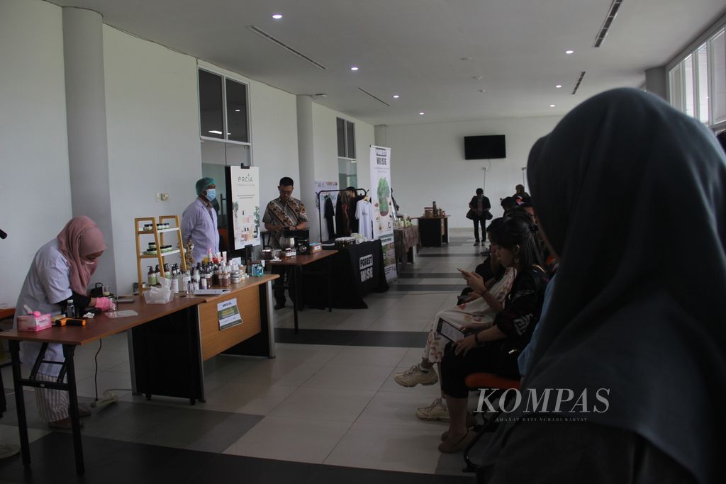 Demo memasak, membuat kosmetik, dan membuat sabun menggunakan <i>butter </i>tengkawang dalam Festival Like Tengkawang di Universitas Tanjungpura Pontianak, Kalimantan Barat, Jumat (29/9/2023).