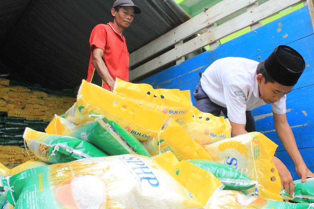 Petugas menurunkan beras dari truk saat operasi pasar murah di Pondok Pesantren Gedongan, Desa Ender, Kecamatan Pangenan, Kabupaten Cirebon, Jawa Barat, Senin (19/2/2024). 
