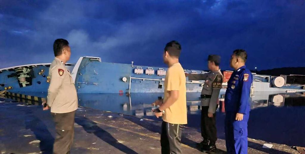 KM Satya Kencana III mulai karam sejak Rabu (19/10/2022) dini hari saat bongkar muat di Pebuhan Panglima Utar, Kabupaten Kotawaringin Barat, Kalimantan Tengah.