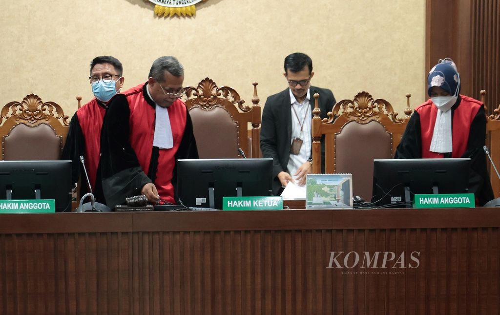Majelis hakim bersiap memimpin sidang lanjutan kasus dugaan korupsi pengadaan helikopter angkut AW-101 tahun 2016-2017 dengan terdakwa John Irfan Kenway alias Irfan Kurnia Saleh, di Pengadilan Tindak Pidana Korupsi, Jakarta, Senin (28/11/2022). 