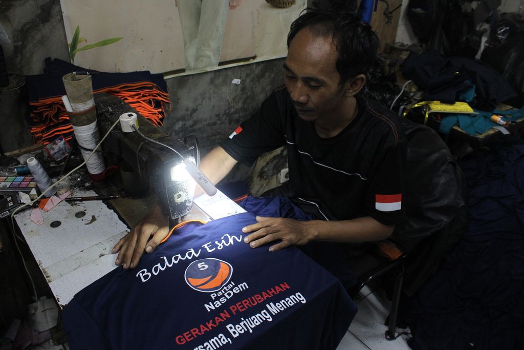 Penjahit menyelesaikan pekerjaan kaus salah satu partai di Kecamatan Cibeunying Kaler, Kota Bandung, Jawa Barat, Selasa (17/10/2023). 