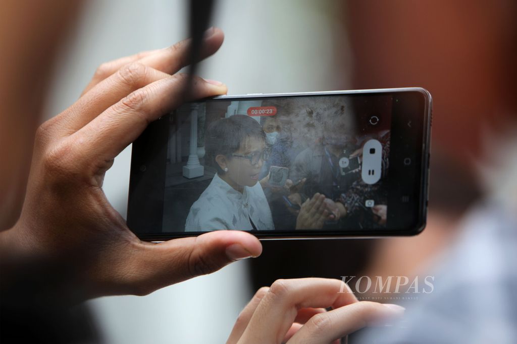 Wartawan merekam Menteri Luar Negeri Retno Marsudi saat menjawab pertanyaan wartawan terkait pertemuan dengan Presiden Joko Widodo di Istana Presiden, Jakarta, akhir Oktober 2022. 