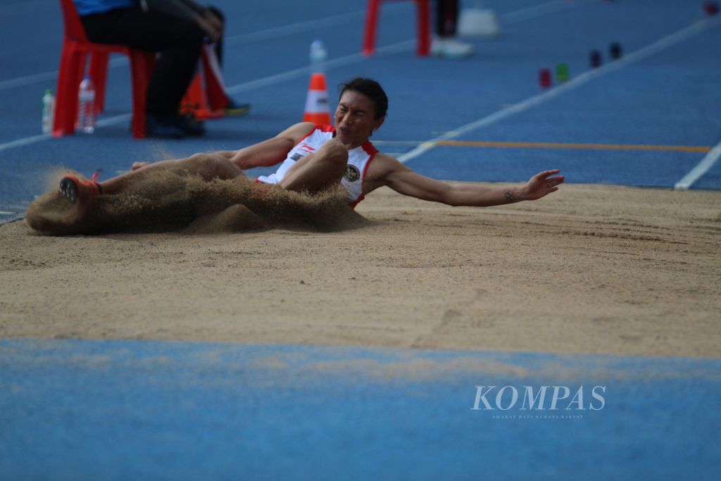 Maria Natalia Londa mendarat di atas pasir dalam ajang final lompat jauh putri SEA Games 2023 di Morodok Techo National Stadium, Rabu (10/5/2023). Maria mendapatkan emas untuk Indonesia.