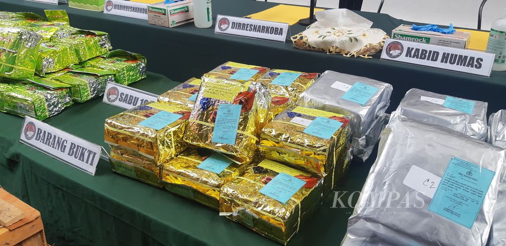 Sebagian barang bukti sabu yang diperlihatkan dalam konferensi pers peredaran 109,9 kg sabu jaringan Sumatera-Jakarta di Polda Metro Jaya, Jakarta, Rabu (15/2/2023). Sabu asal China itu diselundupkan dalam kemasan teh China.