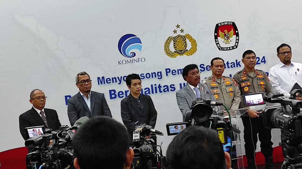 Menteri Komunikasi dan Informatika Johnny G Plate (tengah) menyampaikan sambutan saat konferensi pers pengumuman nota kesepahaman antara Kementerian Kominfo dan Polri, Rabu (4/1/2023), di Jakarta.