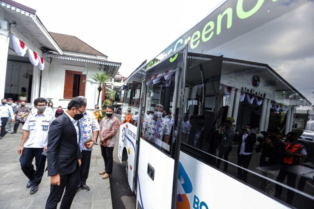 Pemerintah Kota Bogor menerima satu bus listrik dari PT Bakrie Autoparts. Bus listrik ini mulai beroperasi Rabu (4/8/2021) di koridor Terminal Baranangsiang-Bubulak secara gratis.