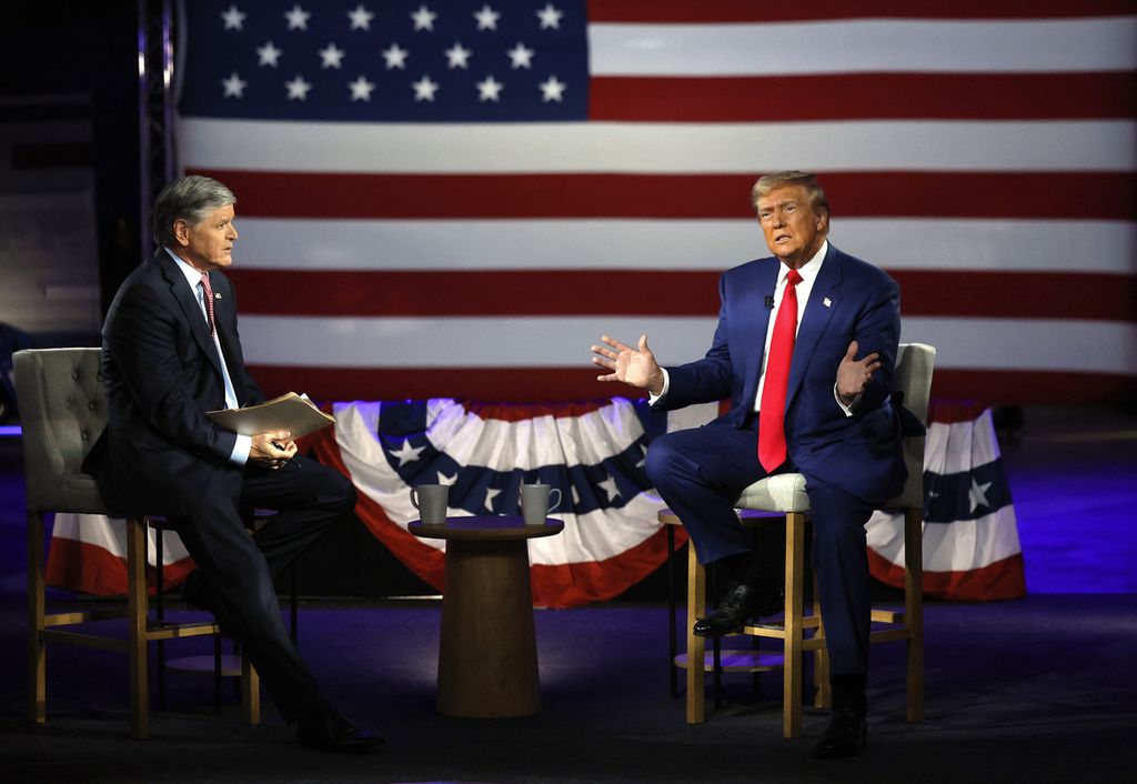 Calon presiden dari Partai Republik, Donald Trump, berpartisipasi dalam Fox News Town Hall bersama Sean Hannity di New Holland Arena, 4 September 2024, di Harrisburg, Pennsylvania, AS.