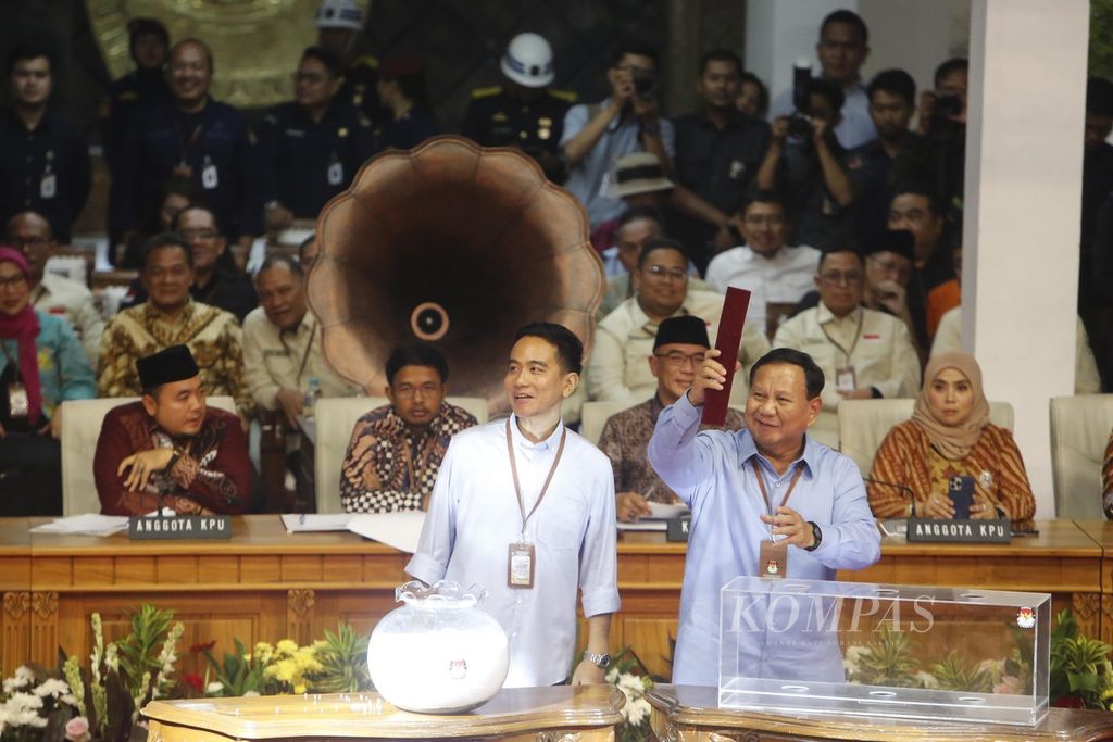 Pasangan calon presiden-calon wakil presiden Prabowo-Gibran mengambil nomor urut saat rapat pleno terbuka pengundian dan penetapan nomor urut dalam pemilihan presiden-wakil presiden pada Pemilu 2024 di Kantor KPU, Jakarta, Selasa (14/11/2023).