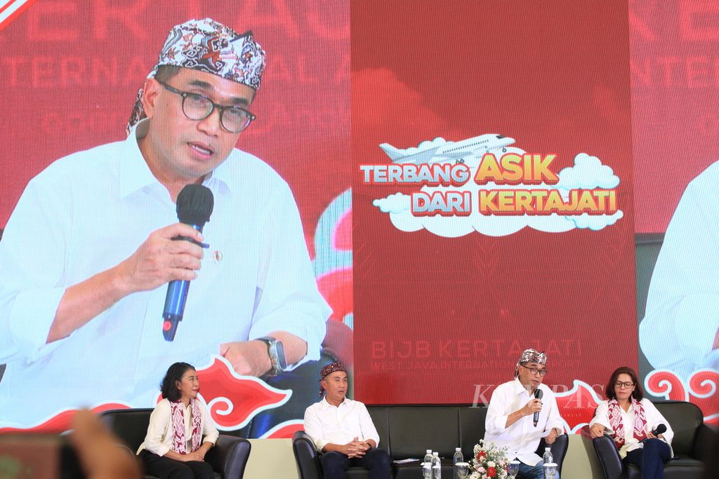 Menteri Perhubungan Budi Karya Sumadi (tengah) dalam gelar wicara bertema "Terbang Asik dari Kertajati" di Terminal Bandara Internasional Jawa Barat Kertajati, Kabupaten Majalengka, Jawa Barat. 