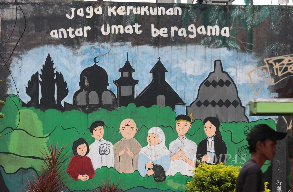 Semangat pluralisme terus dikampanyekan masyarakat melalui berbagai cara. Salah satunya dengan mural seperti terlihat di kawasan Beji, Depok, Jawa Barat, Minggu (25/12/2022).