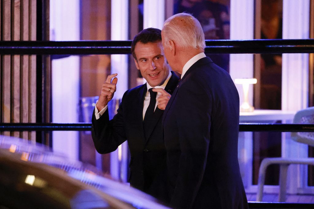 Presiden Perancis Emmanuel Macron (kiri) dan Presiden Amerika Serikat Joe Biden selepas makan malam di Washington, AS, pada Rabu (30/11/2022). Dalam lawatan itu, Macron memprotes kebijakan subsidi AS.