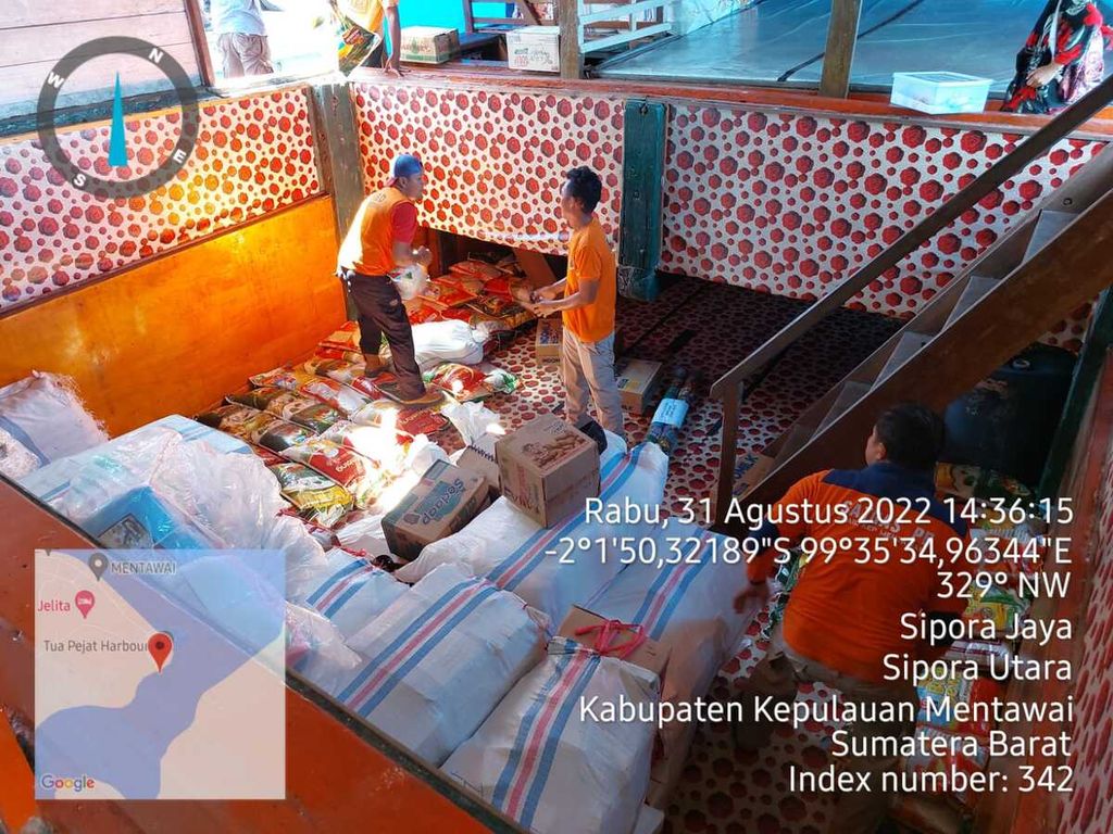Petugas BPBD Kepulauan Mentawai memuat bantuan bahan pokok dan kebutuhan pengungsi lainnya ke kapal di Tuapejat, Kepulauan Mentawai, Rabu (31/8/2022), untuk dikirimkan ke pengungsi gempa M 6,4 di Siberut Barat.