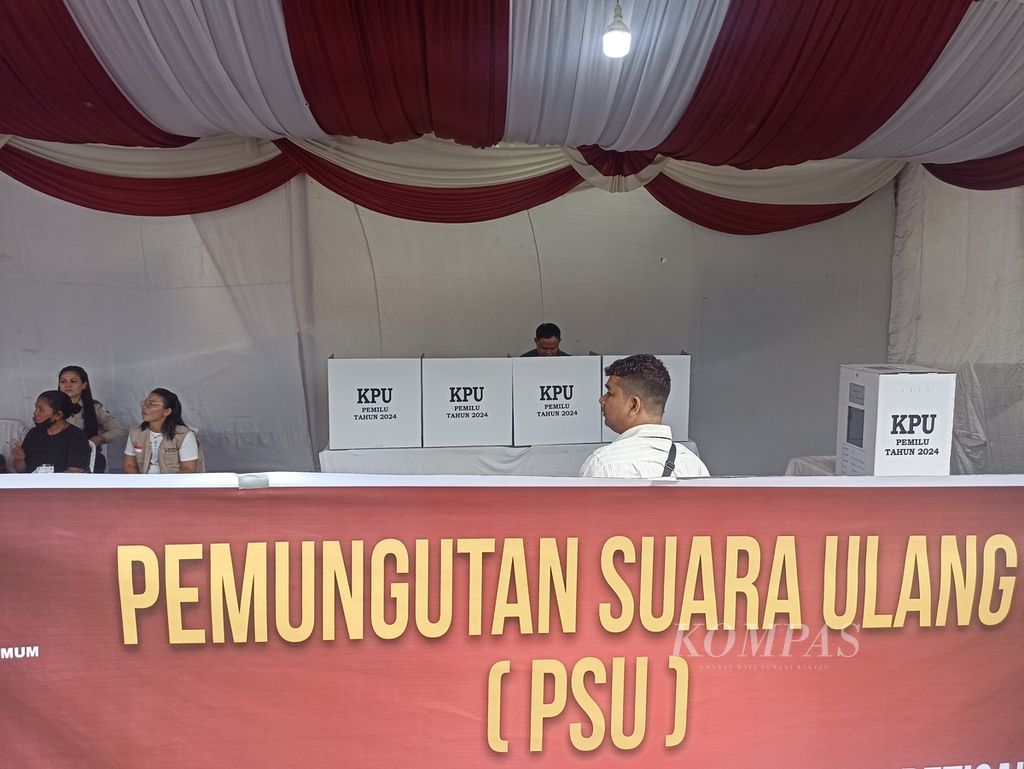Pemilih menggunakan hak pilih pada pemungutan suara ulang di TPS 021 Kelurahan Sei Putih Tengah, Medan Petisah, Medan, Sumatera Utara, Rabu (21/2/2024). 