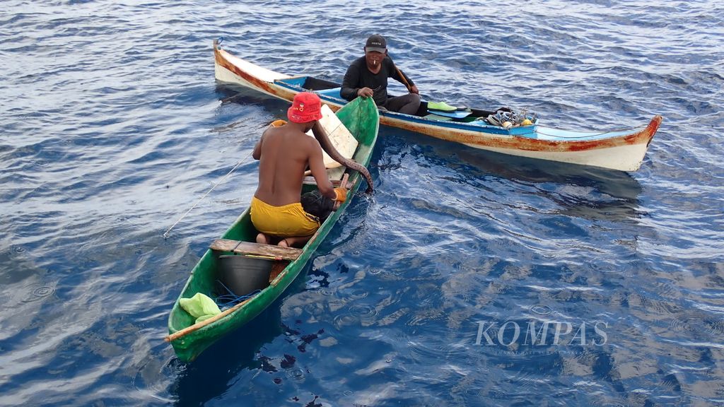 Nelayan Suku Bajau tengah memancing di dekat Pelabuhan Panggulubelo di Pulau Wangi-Wangi, Kabupaten Wakatobi, Sulawesi Tenggara, Rabu (1/5/2024).