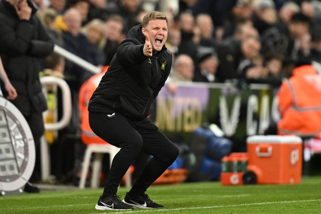 Manajer Newcastle United Eddie Howe memberikan instruksi kepada pemainnya pada laga Liga Inggris antara Newcastle United dan Manchester City di St James Park, Sabtu (13/1/2024). Howe belum tertarik untuk menjadi suksesor Gareth Southgate sebagai pelatih timnas Inggris.