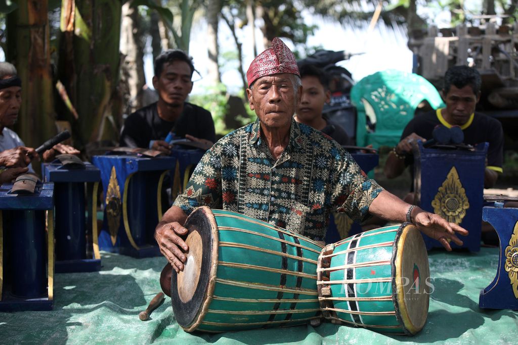 Amak Maisur berlatih klenang nunggal bersama kelompoknya, Maha Pati, di Dusun Pancor Kopong, Desa Pringgasela Selatan, Kecamatan Pringgasela, Kabupaten Lombok Timur, Nusa Tenggara Barat, Senin (18/12/2023). 