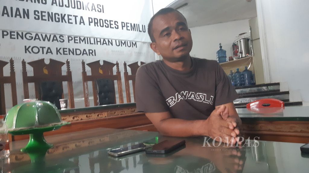 Ketua Bawaslu Kota Kendari Sahinuddin di Kendari, Sulawesi Tenggara, Kamis (15/2/2024). Sejumlah pelanggaran ditemukan dalam proses pemungutan suara. 