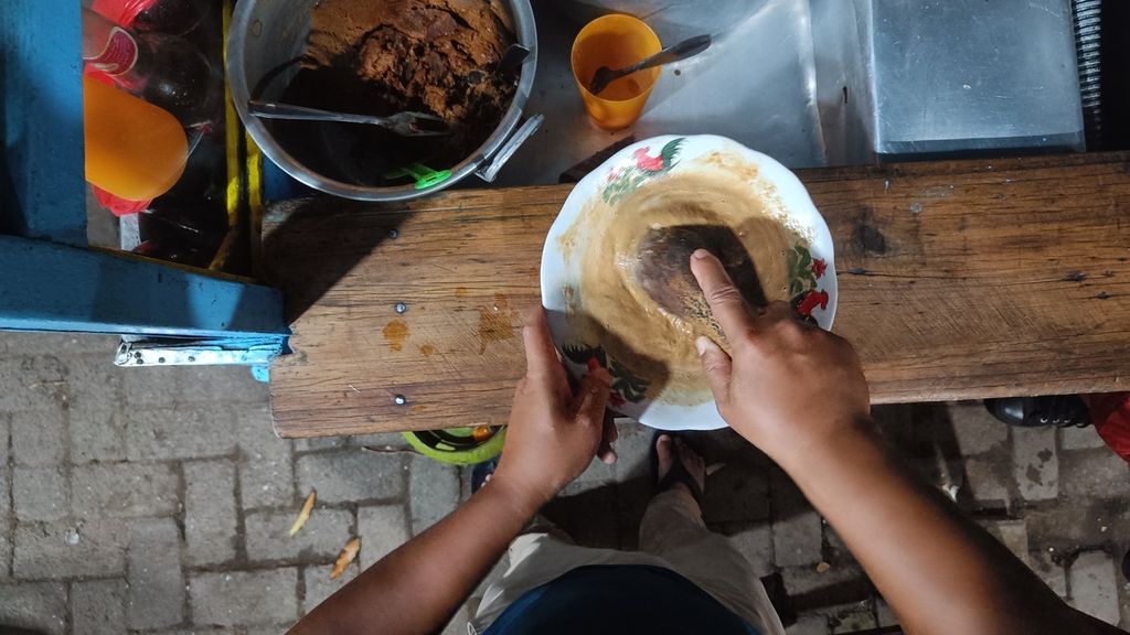Widi (40), penjual makanan di kawasan perkantoran Menteng, Jakarta, Rabu (8/2/2023). Para penjual makanan di sana hanya mengantongi izin sewa lapak untuk berjualan dari penyedia lahan. Pemeriksaan ataupun pengujian terkait kelaikan makanan tidak pernah dilakukan pihak berwenang.