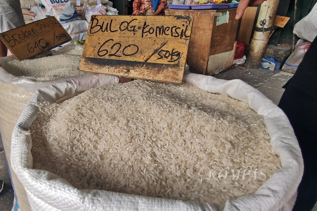 Tampak beras komersil Bulog di Pasar Induk Beras Cipinang (PIBC), Jakarta Timur, Jumat (15/3/2024). Di PIBC, harga beras sudah turun ketimbang 1-2 bulan lalu. Di salah satu gudang misalnya, beras premium dijual Rp 15.000 per kilogram (kg) atau menurun dari Januari yang sempat lebih dari Rp 16.000 per kg.