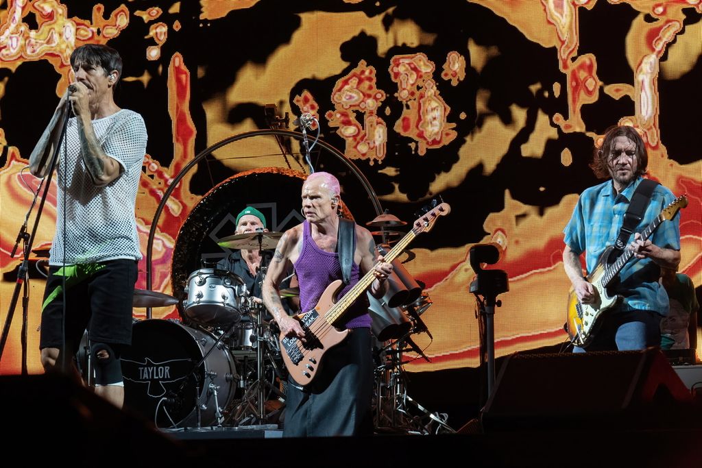 Para personel Red Hot Chili Peppers, (dari kiri) Anthony Kiedis, Chad Smith, Flea, and John Frusciante, tampil dalam Austin City Limits Music Festival di Zilker Park, Austin, Texas, AS, 16 Oktober 2022.  