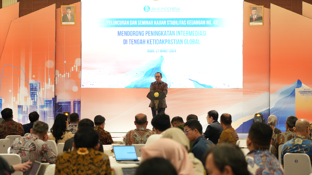 Deputi Gubernur BI Juda Agung memberikan sambutan dalam acara peluncuran buku Kajian Stabilitas Keuangan Nomor 42 bertajuk Mendorong Peningkatan Intermediasi di Tengah Ketidakpastian Global”, secara hibrida, di Jakarta, Rabu (27/3/2024).