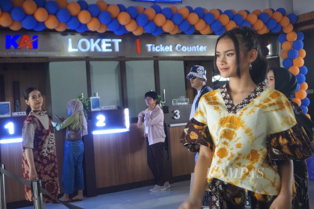 Peragaan busana di Stasiun Purwokerto, Kabupaten Banyumas, Jawa Tengah, Senin (2/10/2023). Peragaan busana dengan batik banyumasan ini digelar untuk memperingati Hari Batik Nasional.