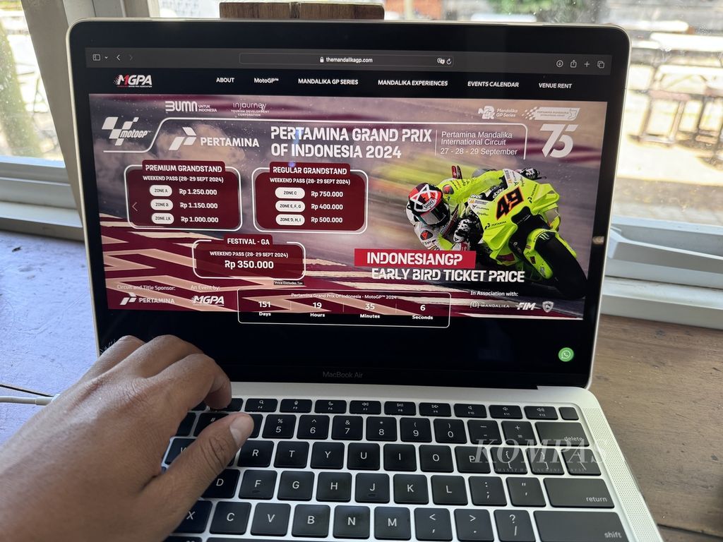 Situs resmi MotoGP Mandalika menampilkan harga khusus sebesar 50 persen dari harga normal tiket menonton MotoGP 2024 Mandalika seperti terlihat di Mataram, Minggu (28/4/2024). Harga khusus pada sejumlah kelas tiket tersebut tersedia sejak 26 April hingga 5 Mei 2024.