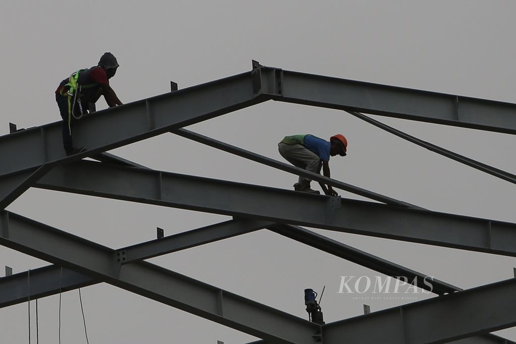 Pekerja tengah menyelesaikan pembangunan gedung bertingkat di kawasan Menteng, Jakarta Pusat, Rabu (20/11/2019). 