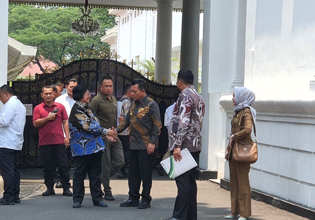 Menteri Lingkungan Hidup dan Kehutanan Siti Nurbaya Bakar bersalaman dengan Gubernur Kepulauan Riau Ansar Ahmad seusai mengikuti rapat terkait penataan Rempang Eco City di Istana Merdeka, Jakarta, Senin (25/9/2023).