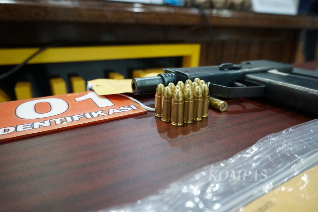 Beberapa peluru berkaliber 9 milimeter dan senjata api semiotomatis jenis UZI dipajang dalam konferensi pers kasus penyelundupan senjata dari Filipina, Jumat (20/5/2022), di Markas Polda Sulawesi Utara, Manado. Kepolisian menangkap dua pelaku, yaitu OM (18) dan FM (22).