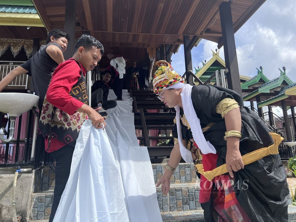 Bissu Ancu mengarahkan para penjemput tamu dan mengatur berbagai persiapan dalam sebuah hajatan pernikahan adat di Soppeng, Sulawesi Selatan, Minggu (17/7/2022)