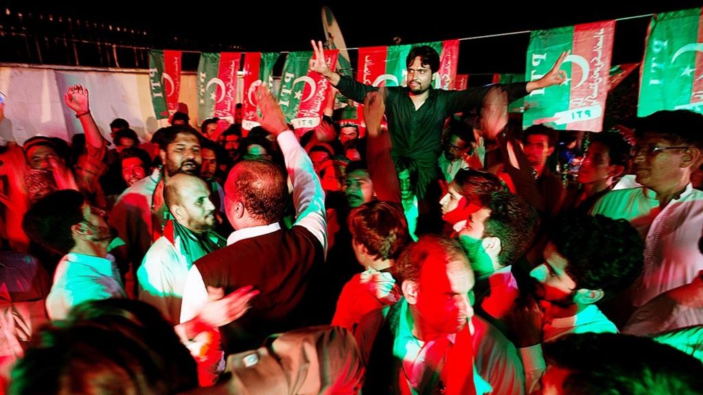 Para pendukung Imran Khan, Ketua Partai Tehreek-e-Insaf, merayakan hasil resmi pemilu Pakistan. Hasil resmi yang diumumkan oleh saluran televisi itu menunjukkan keberhasilan politisi Pakistan tersebut meraih suara terbanyak dalam pemilihan parlemen di Islamabad, Pakistan. Sebelumnya, Rabu (25/7/2018), Pakistan menggelar pemilu.
