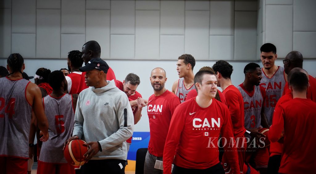 Pelatih Kanada, Jordi Fernandez (tengah), Rabu (23/8/2023), memimpin sesi berlatih timnya di ruang latihan Stadion Indonesia Arena, kompleks Gelora Bung Karno, Jakarta, menjelang Piala Dunia FIBA 2023. 