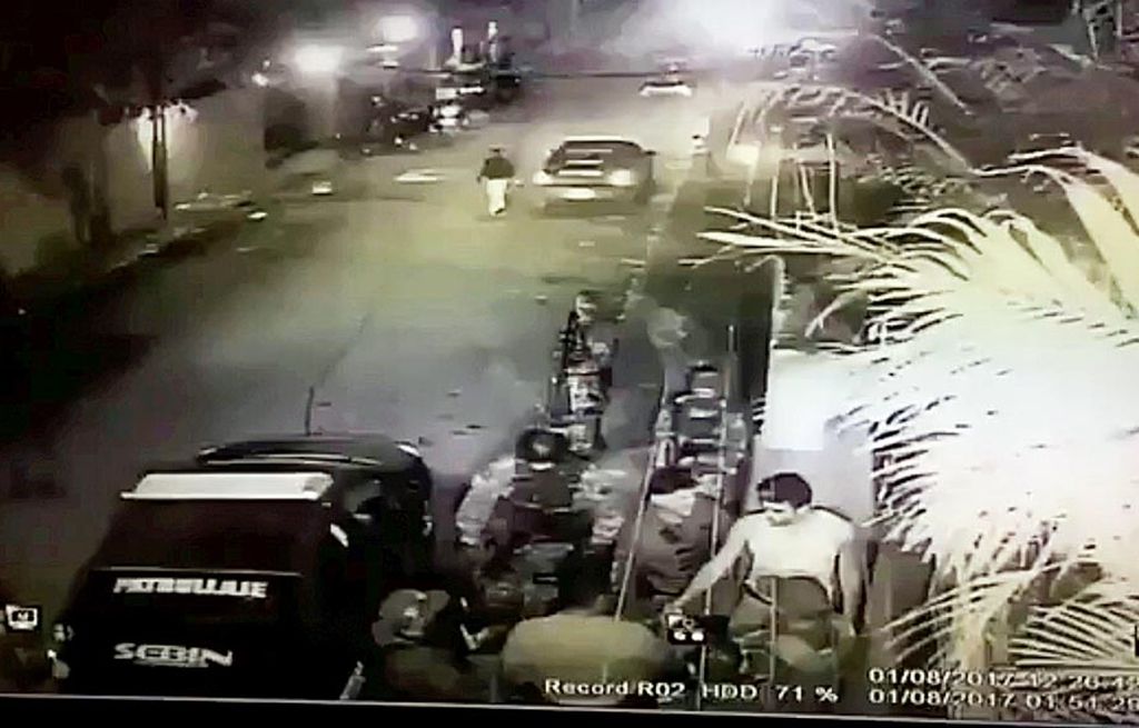 Potongan video  yang dimuat di media sosial memperlihatkan saat pemimpin oposisi Venezuela, Leopoldo Lopez (kanan), digiring ke kendaraan milik badan intelijen Venezuela, Sebin, di Caracas, Venezuela, Selasa (1/8) malam.