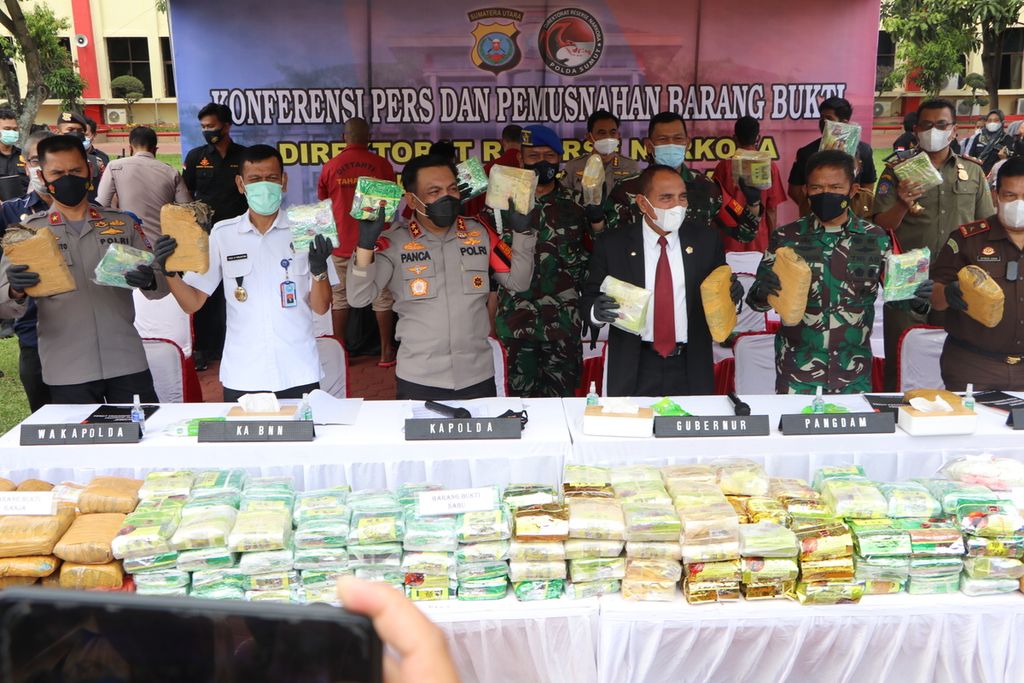 Kepala Kepolisian Daerah Sumatera Utara Inspektur Jenderal RZ Panca Putra Simanjuntak (ketiga dari kiri), Gubernur Sumatera Utara Edy Rahmayadi, dan Panglima Daerah Militer I Bukit Barisan Mayor Jenderal Hassanudin memaparkan penyitaan 203 kilogram sabu, di Medan, Selasa (16/11/2021).