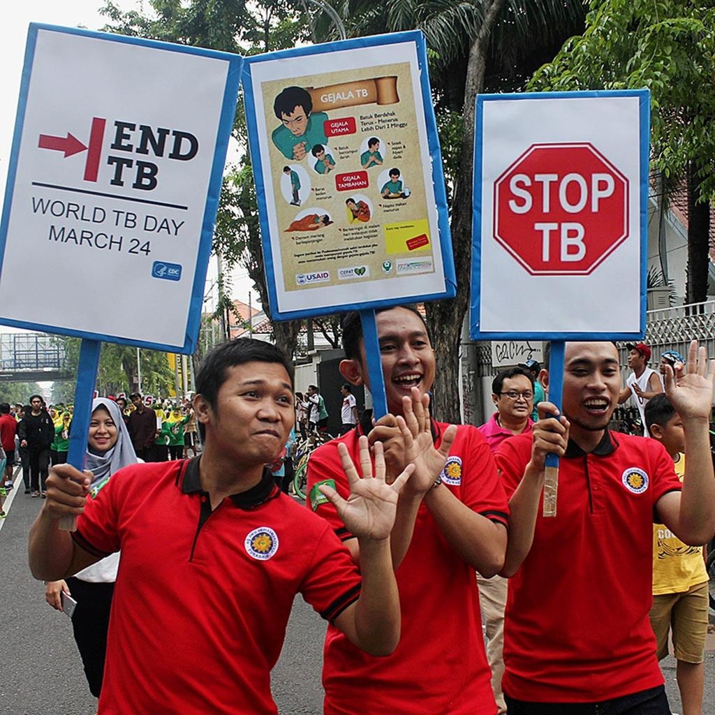Kader Pimpinan Daerah Aisyiyah Surabaya menyosialisasikan bahaya penyakit tuberkulosis (TB) kepada warga di Hari Bebas Kendaraan Bermotor Surabaya, Jawa Timur, Minggu (19/3). 
