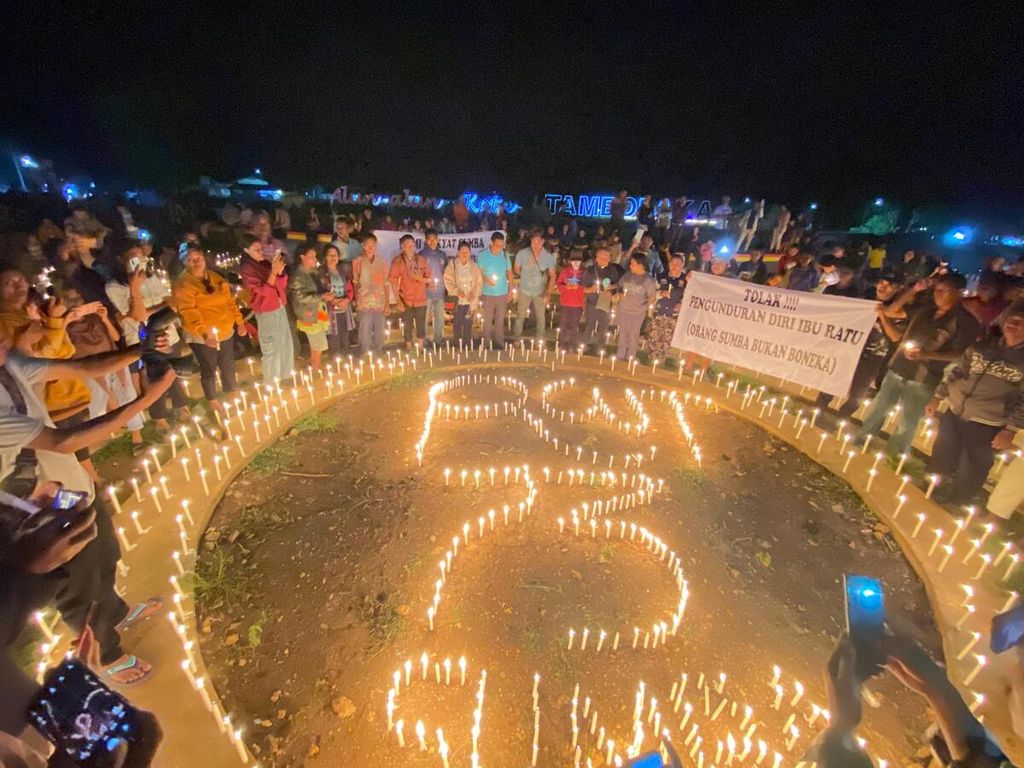 Acara Malam 73.000 Lilin digelar di Tambolaka, Kabupaten Sumba Barat Daya, Nusa Tenggara Timur, pada Minggu (17/3/2024) malam. Acara itu sebagai protes atas pengunduran diri Ratu Ngadu Bonu Wulla, caleg DPR peraih suara terbanyak dari Partai Nasdem.