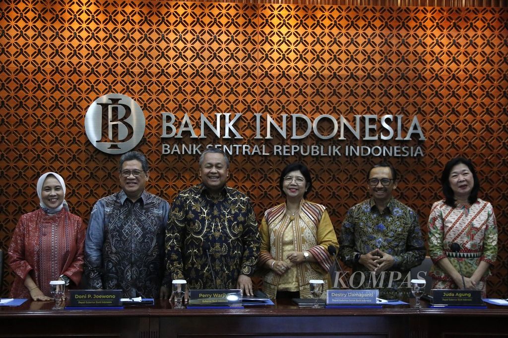 Gubernur Bank Indonesia Perry Warjiyo (tiga kiri) bersama jajarannya bersiap memulai konferensi pers hasil Rapat Dewan Gubernur (RDG) Bank Indonesia di Jakarta, Kamis (21/12/2023). BI mempertahankan suku bunga acuan pada 6 persen.  