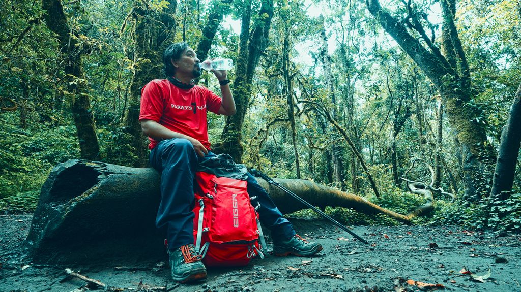 Pencabik bas band Ungu, Makki Parikesit, berhasil menyelesaikan ekspedisi ke tujuh gunung di Pulau Jawa dan NTB pada akhir tahun 2021. 