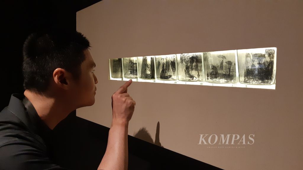 Seni instalasi karya Laila Tifah berjudul ”818” ditampilkan dalam pameran bertajuk Tempatan di Galeri Nasional Indonesia, Selasa (30/4/2024). Pameran berlangsung 30 April-16 Mei 2024.