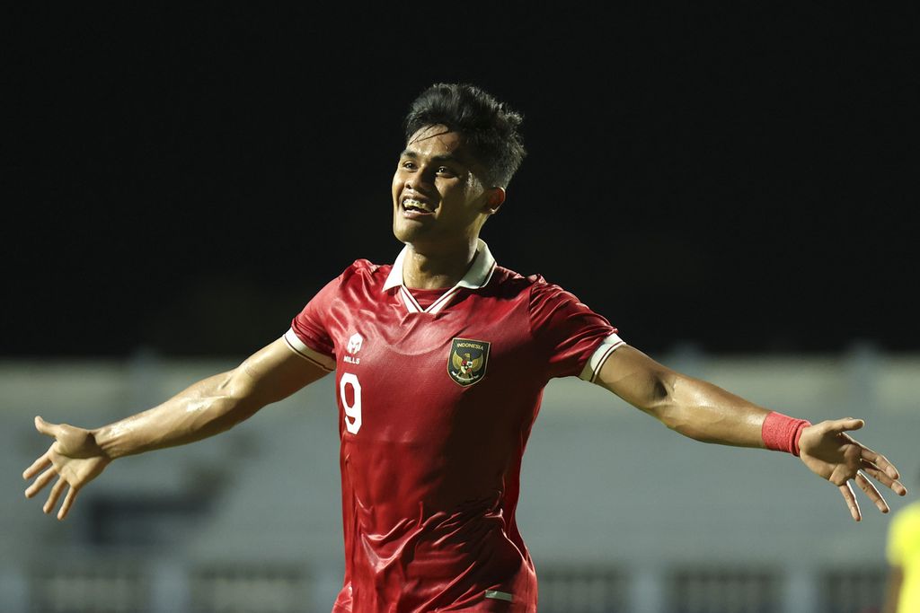 Pesepak bola Timnas U-23 Indonesia Ramadhan Sananta berselebrasi seusai mencetak gol ke gawang Timnas U-23 Malaysia saat pertandingan kualifikasi Grup B Piala AFF U-23 2023 di Rayong Provincial Stadium, Thailand, Jumat (18/8/2023). 