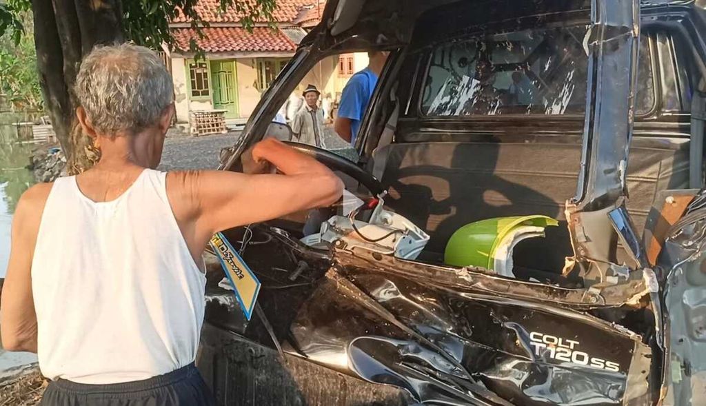 Warga mengecek mobil bak terbuka yang mengalami kecelakaan tunggal di jalur pantura, tepatnya Desa Kiajaran Wetan, Kecamatan Lohbener, Kabupaten Indramayu, Jawa Barat, Senin (25/3/2024).  